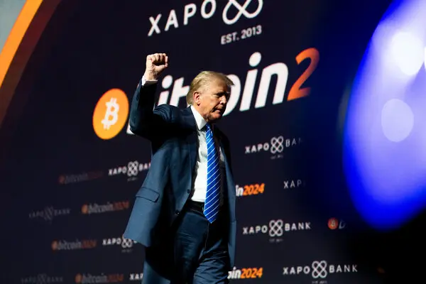 Lees meer over het artikel Donald Trump houdt een toespraak over het niet laten winnen van de cryptorace door China