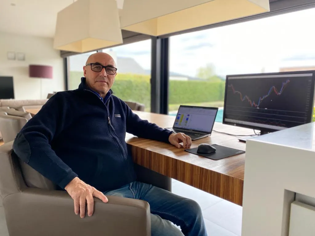 Eddy Verbinnen aan laptop traden